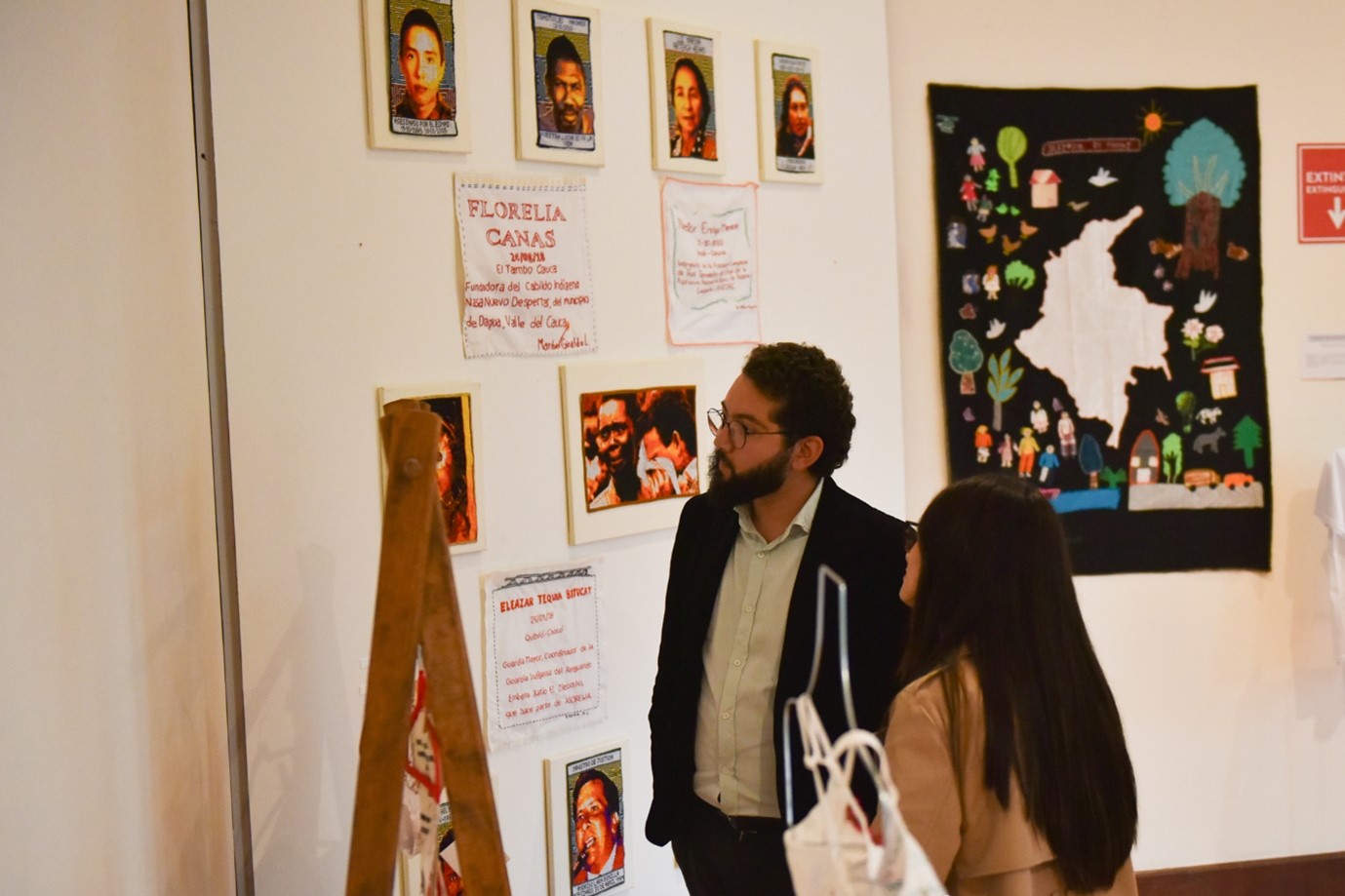 El embajador Moisés Ninco Daza visitando la exposición de retratos de víctimas del conflicto armado hechos con chaquiras por la marca Chakana / Carla Rivera - Embajada de Colombia en México.