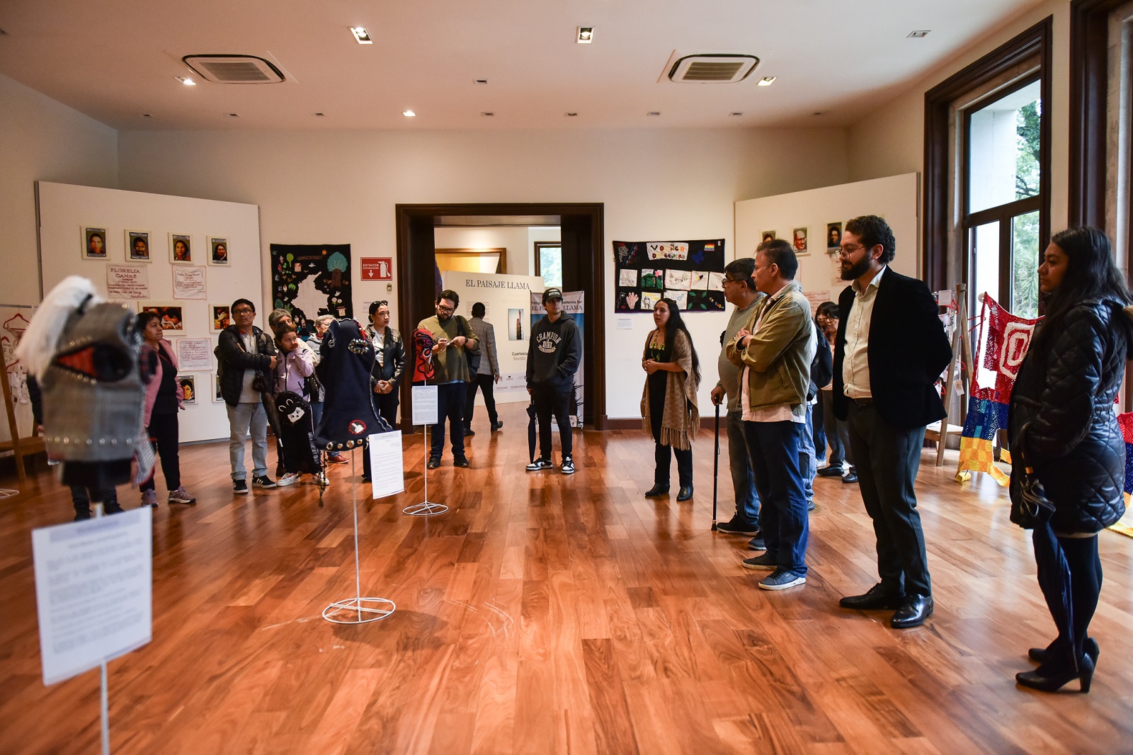 Capuchas de significadas por el diseño textil, tejidos con mensajes alusivos a víctimas del conflicto armado o la violencia estatal fueron instaladas en la Casa Miguel Alemán del Complejo Cultural Los Pinos, en Ciudad de México Carla Rivera - Embajada de Colombia en México.