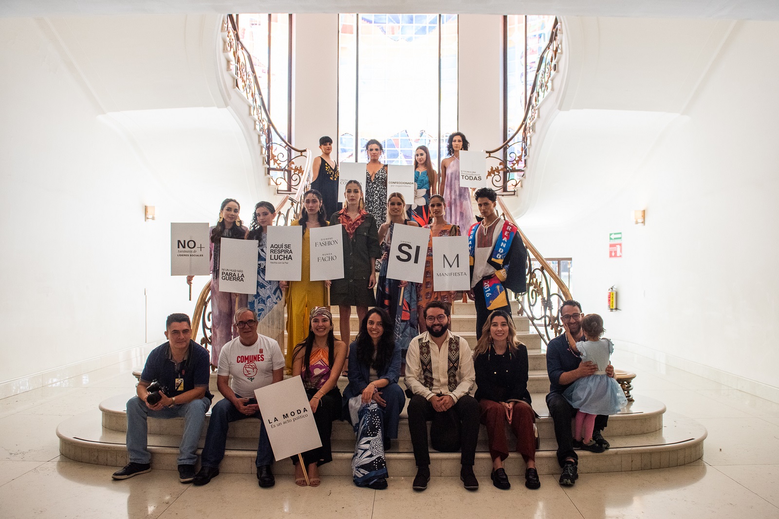 Al desfile de moda asistió un grupo de firmantes de la paz, encabezados por Rodrigo Londoño, director del Partido Comunes, surgido tras la firma del Acuerdo de Paz. Carla Rivera - Embajada de Colombia en México.