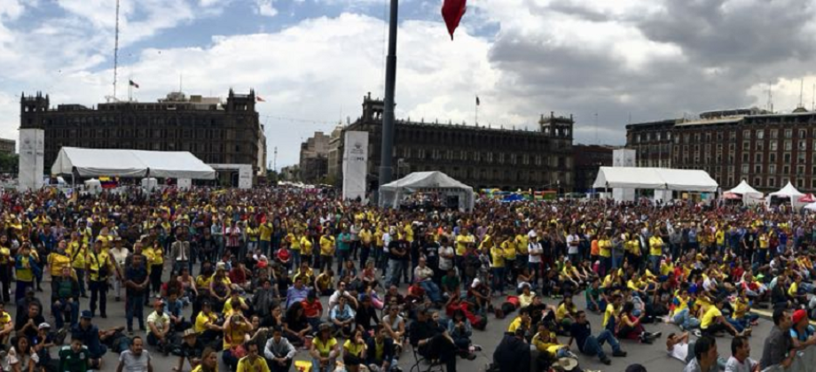 El zócalo de Ciudad de México se vistió de amarillo para vivir las emociones del partido entre Colombia e Inglaterra en Rusia 2018