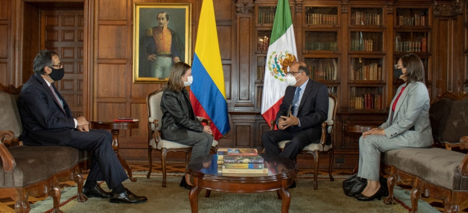 Nuevo Embajador de México en Colombia entregó copias de cartas credenciales a la Canciller encargada, Adriana Mejía Hernández