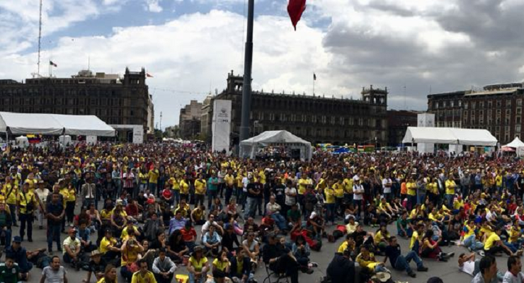 El zócalo de Ciudad de México se vistió de amarillo para vivir las emociones del partido entre Colombia e Inglaterra en Rusia 2018