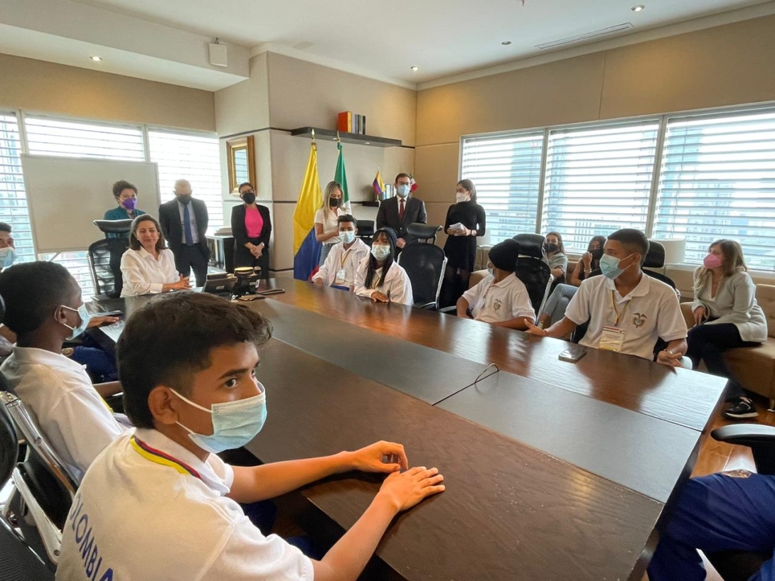 Diálogo con la Embajadora y equipo de funcionarios de la  Embajada de Colombia